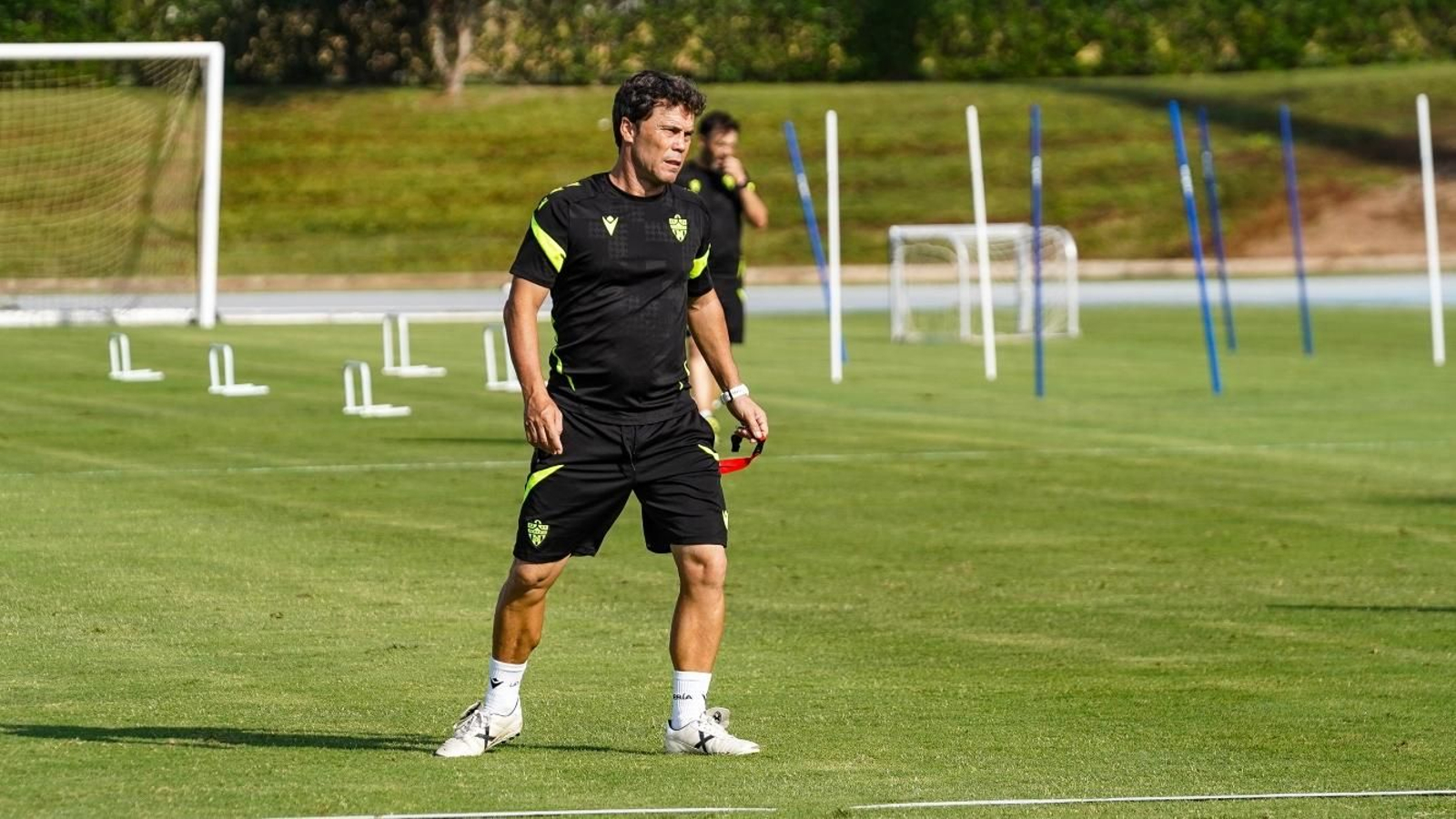 El técnico unionista, en una de las sesiones de entrenamiento del equipo rojiblanco.