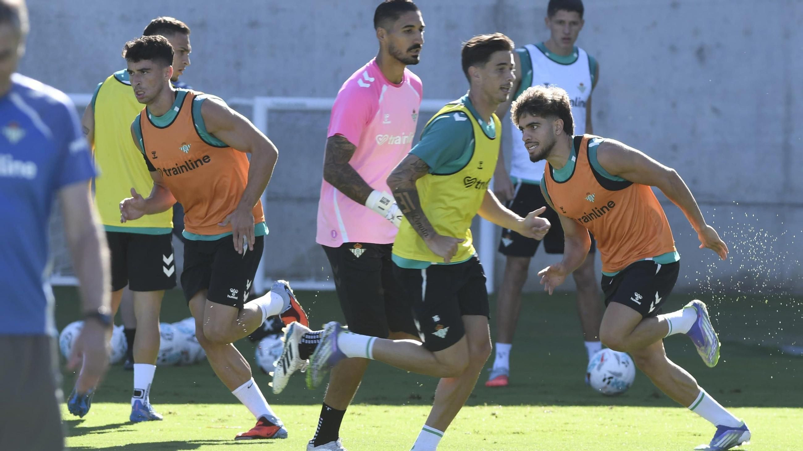 Abde, a la derecha, se ejercita en la ciudad deportiva con sus compañeros.