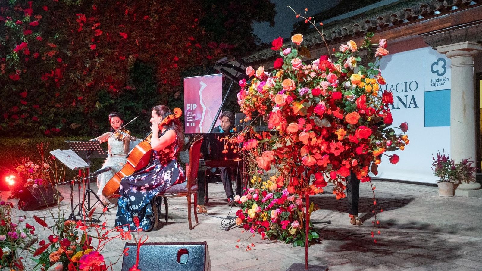 Una de las construcciones florales de Carolina Bouquet preside el escenario.