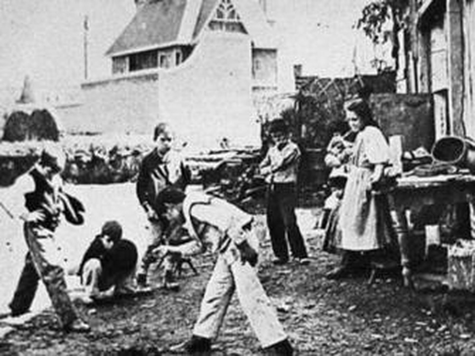 Los juegos infantiles se apoderan de los espacios públicos ayer hoy y siempre... Juegos para niños y juegos para niñas, pero también juegos compartidos. La comba y el 'churro-pico-terna-, los cromos, las bolas, la pelota Gorila, que regalaban por la compra de un par de zapatos... Lo que va de ayer a hoy.