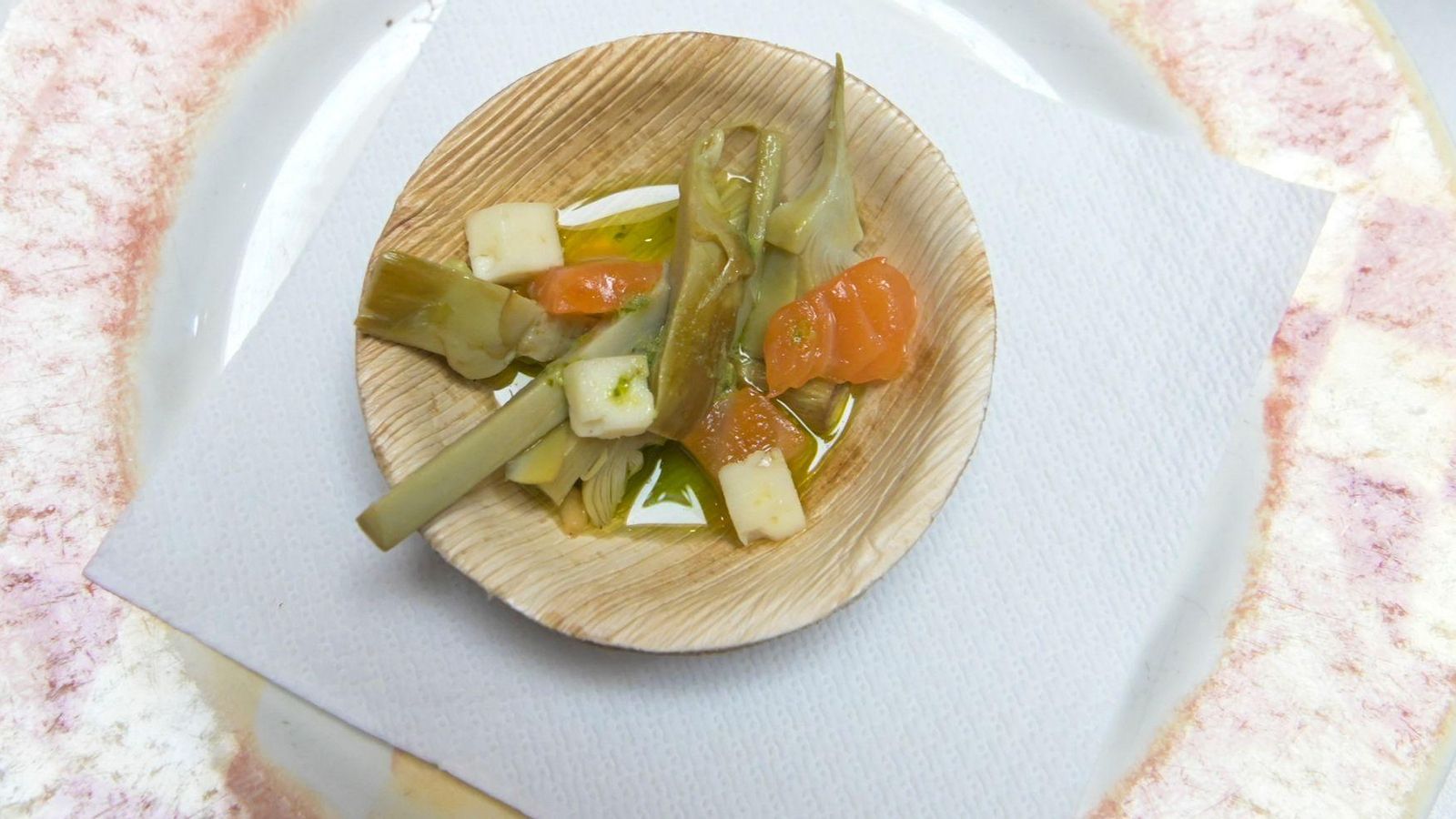 Ensalada tibia de alcachofas con queso güejareño y salmón ahumado con salsa pesto