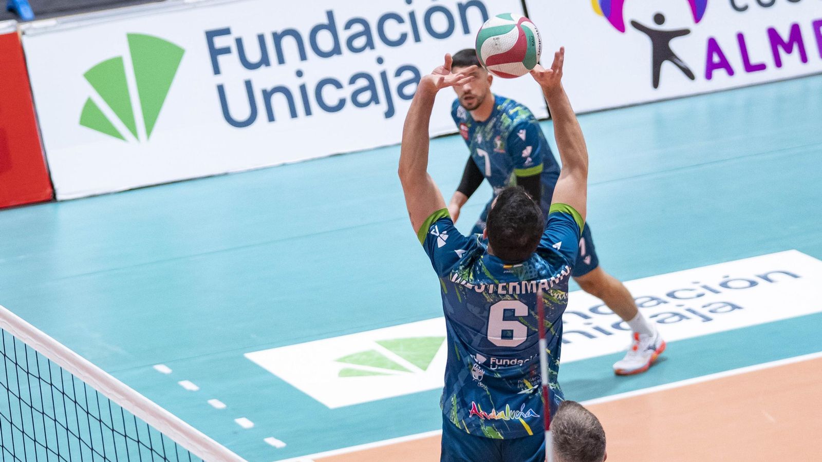 Westermann coloca una bola para el remate de un compañero durante el encuentro de los ahorradores del pasado miércoles.