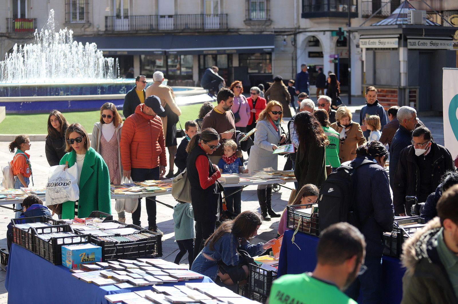 Imágenes del mercadillo de Ayre Solidario en la Plaza de las Monjas