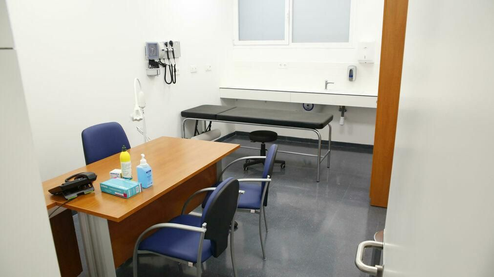 384 contratos para el periodo de la gripe y sólo tres centros de salud en Granada abiertos por la tarde en Navidad