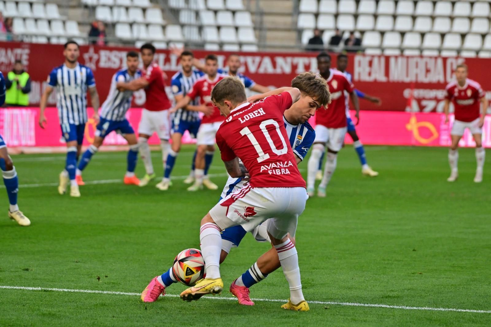 De la Rosa pugna un balón con Isi Gómez
