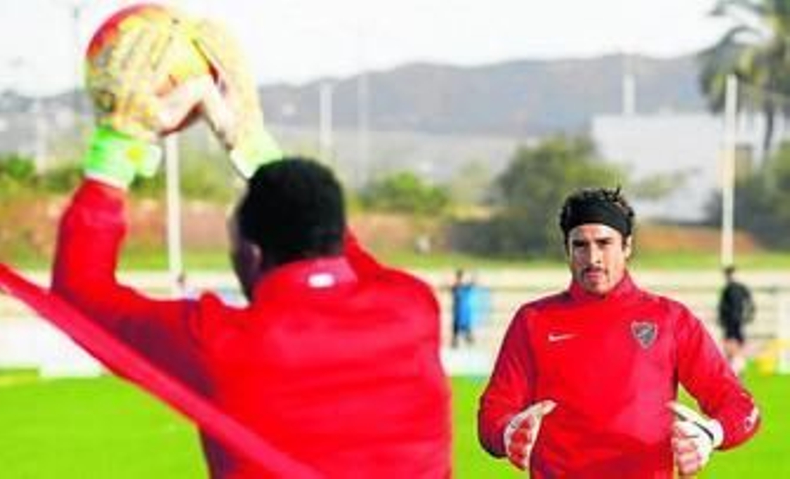 Ochoa calienta con Kameni.