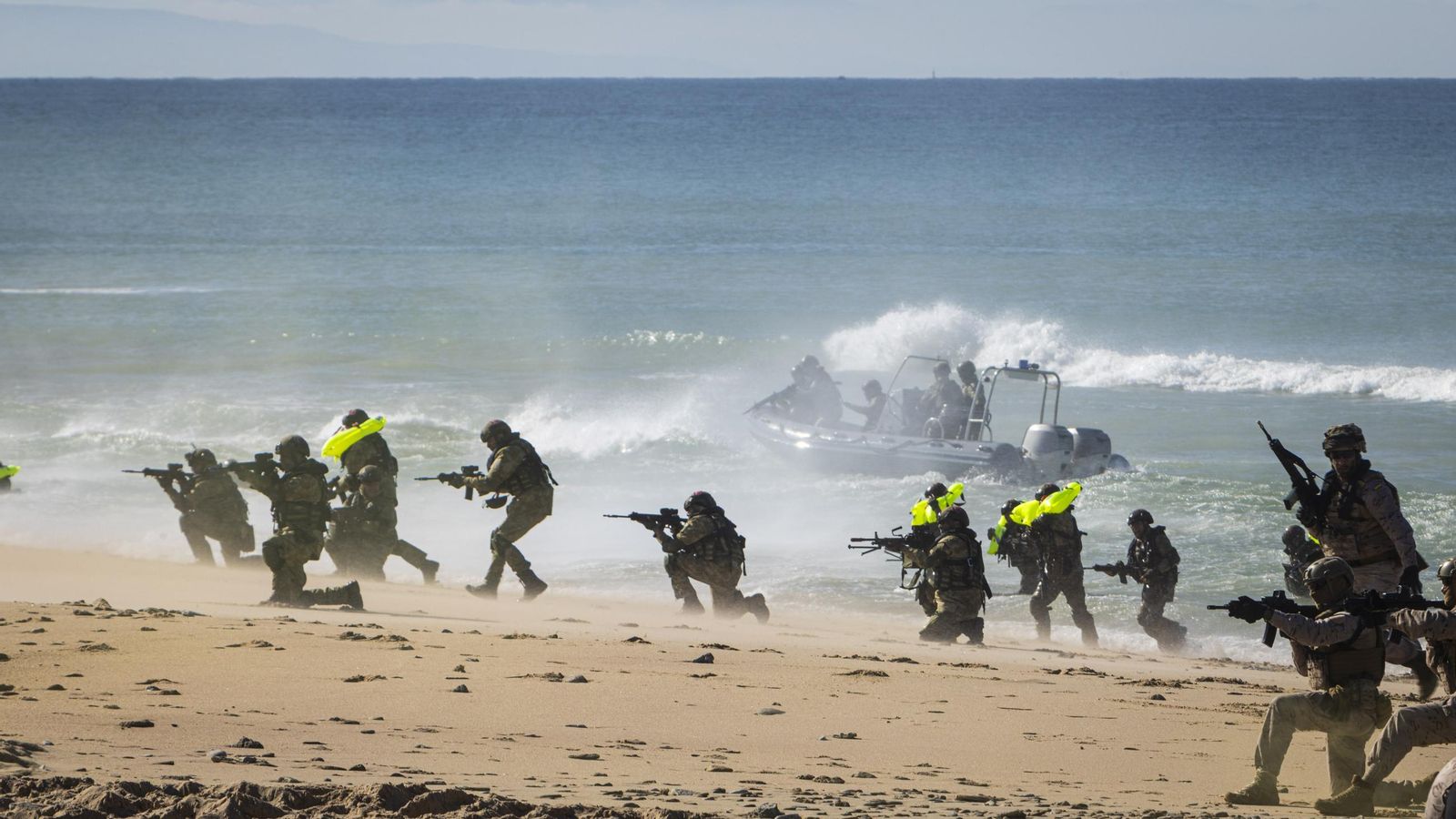 Las imágenes del gran desembarco de la OTAN en Barbate: aviones 'Harrier', helicópteros, lanchas e infantes de Marina asaltan la playa del Retín
