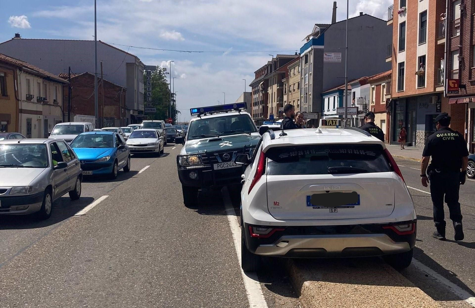 El vehículo fugado, tras ser interceptado por las patrullas que iban tras él.