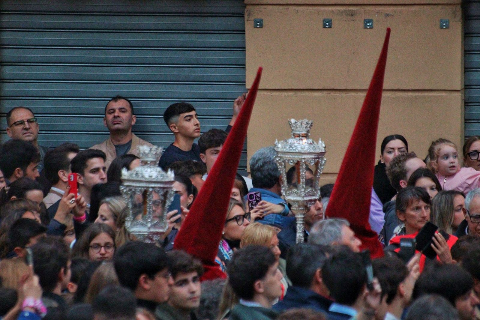 Estudiantes en el Lunes Santo en Málaga, en fotos