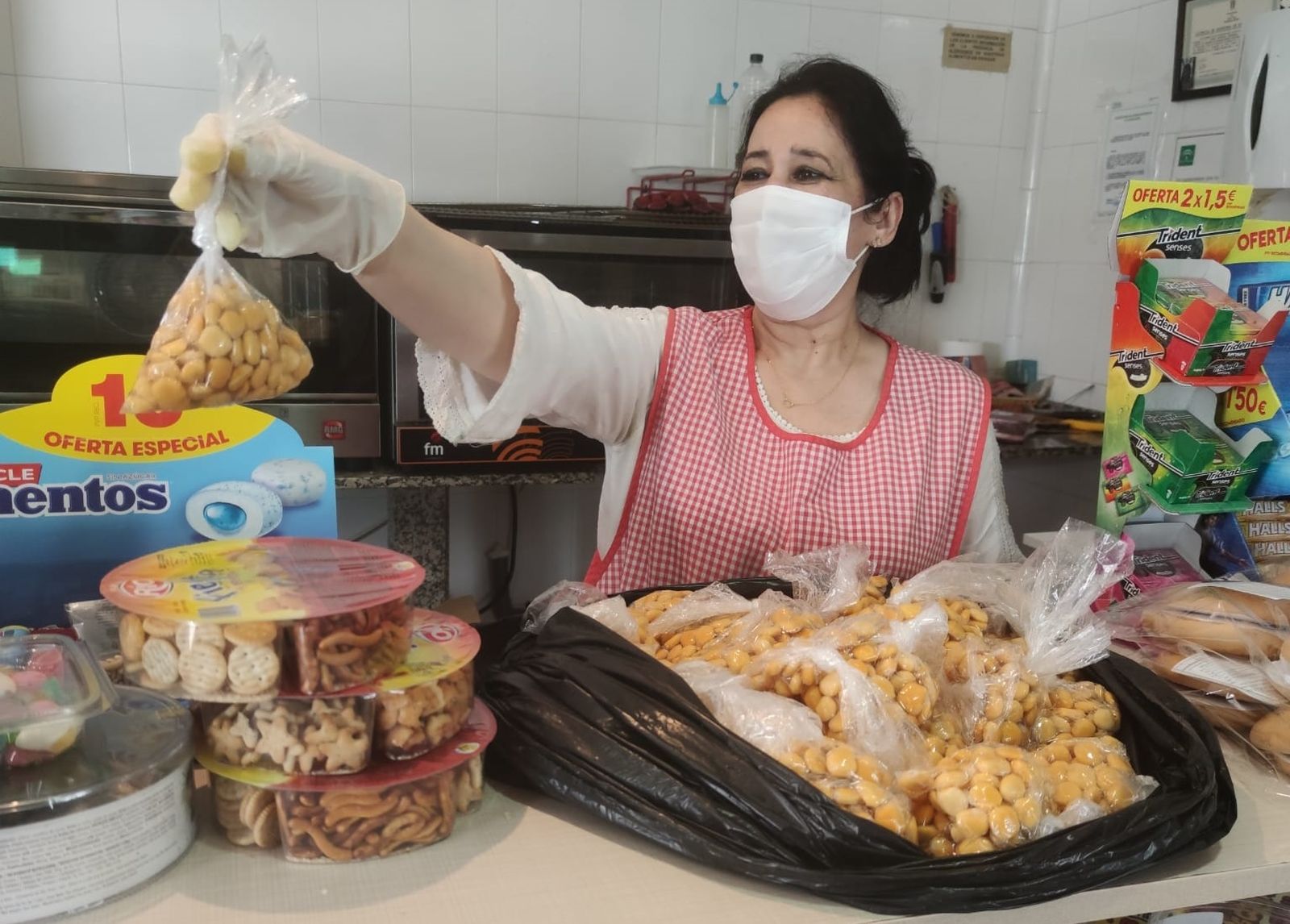Reparto de 'chorchos' en un comercio de Pedro Abad.