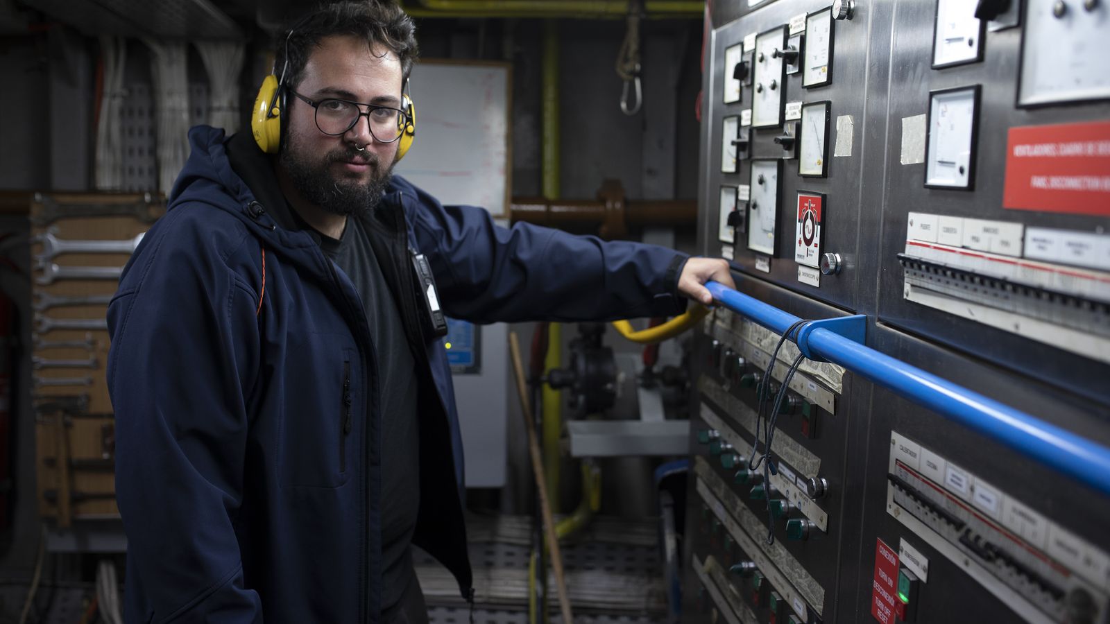El gaditano Roberto Calvo en el interior del 'Aita Mari'