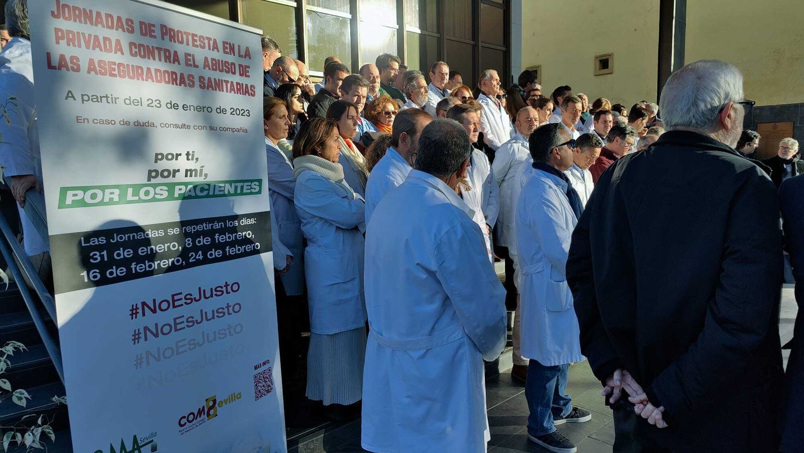 Médicos de la sanidad privada reunidos en el Colegio de Médicos de Sevilla.