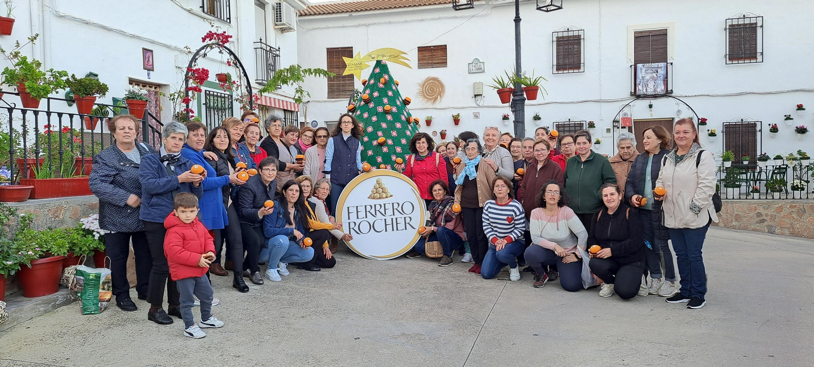 Los bombones tejidos por las mujeres de Iznájar del Ferrero Knitting, en imágenes