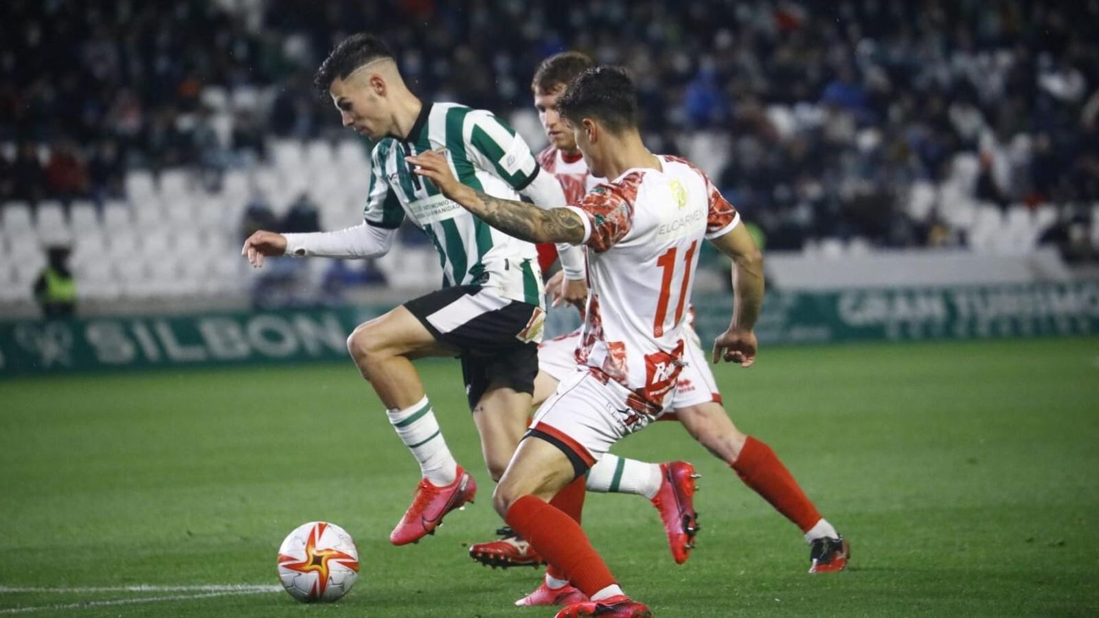 Luismi trata de zafarse de dos rivales.
