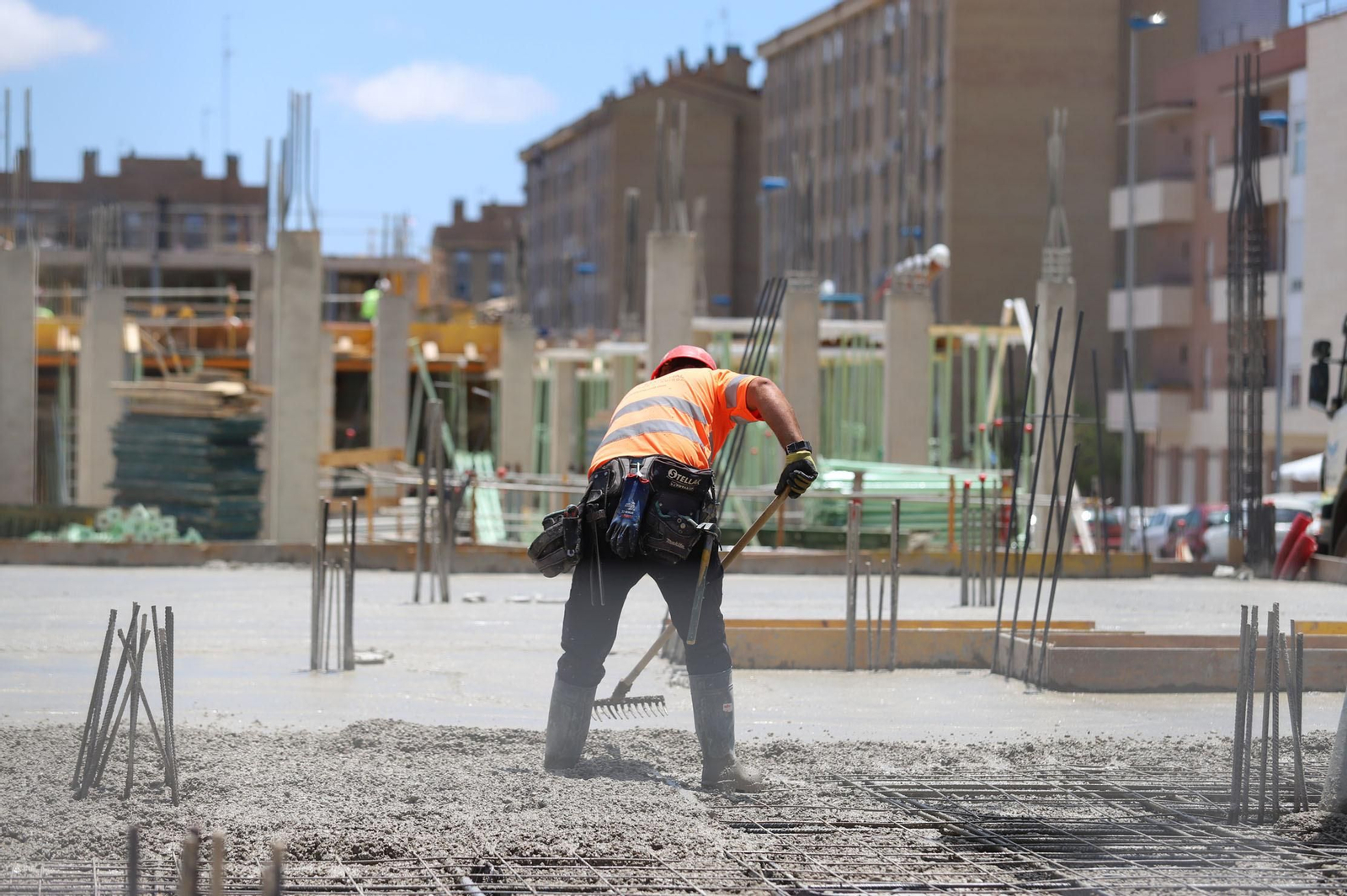 Un obrero trabaja en la construcción de un edificio de viviendas.