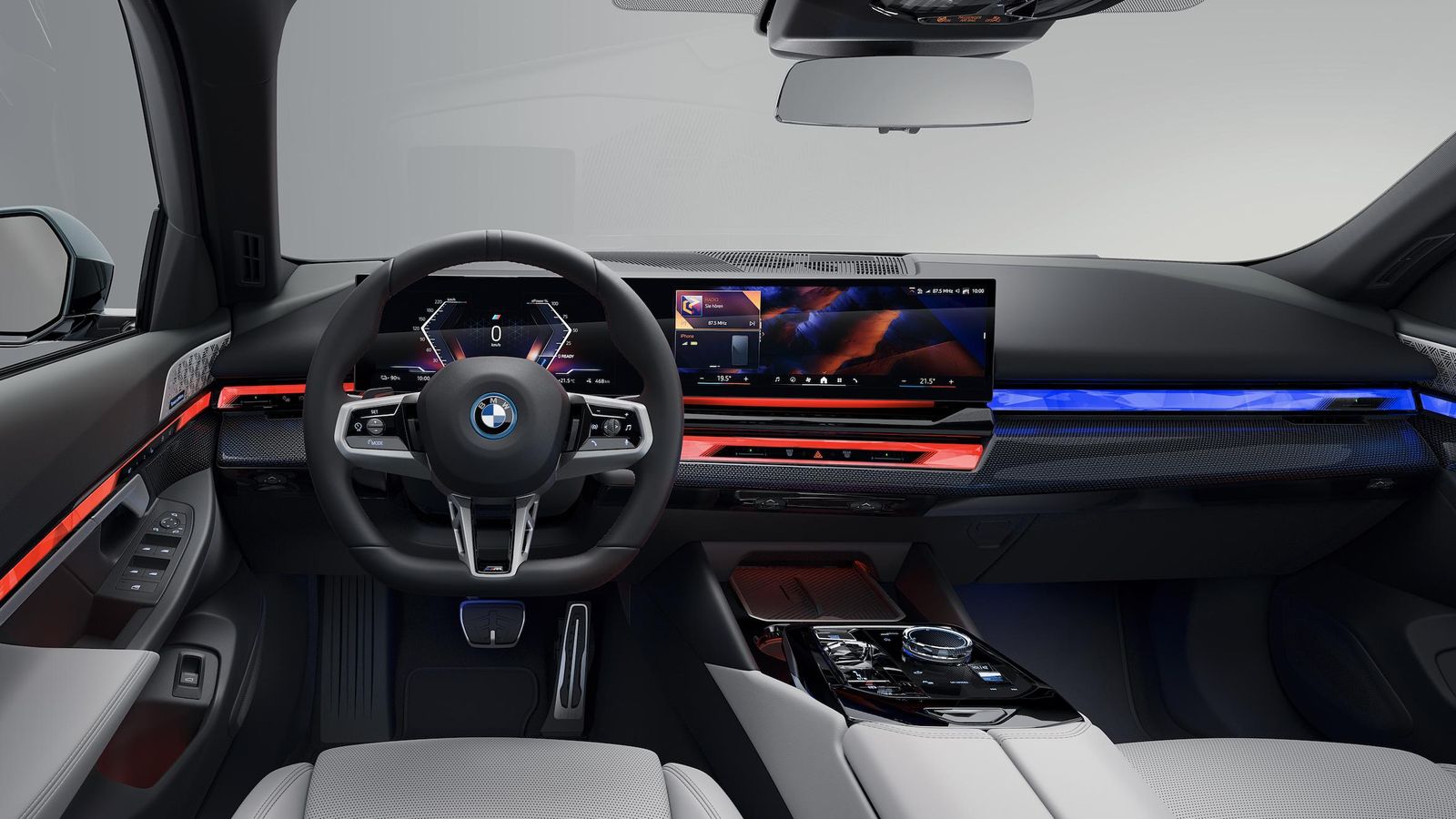 La instrumentación, así como la pantalla de infoentretenimiento, se engloban bajo un mismo cristal curvo.