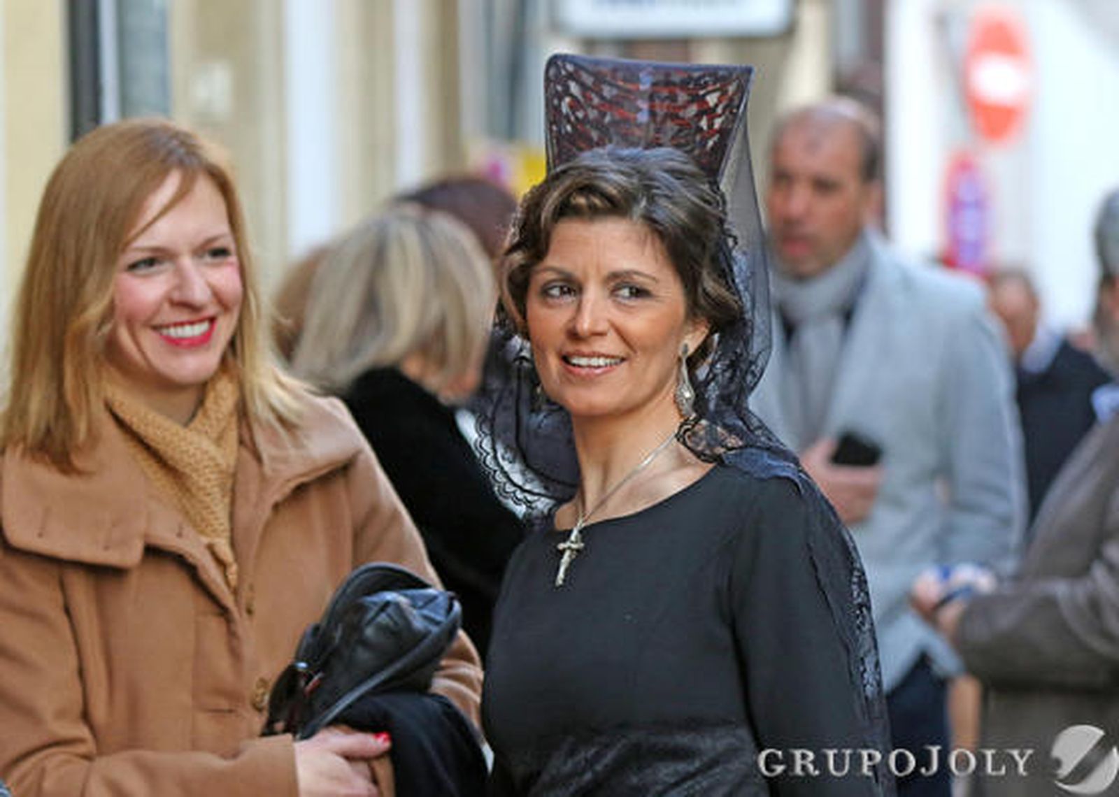 Aunque cambien los tiempos, la mantilla sigue imperando, aunque cada vez menos, en las jornadas de Jueves y Viernes Santo.

Foto: Miguel Angel Gonzalez