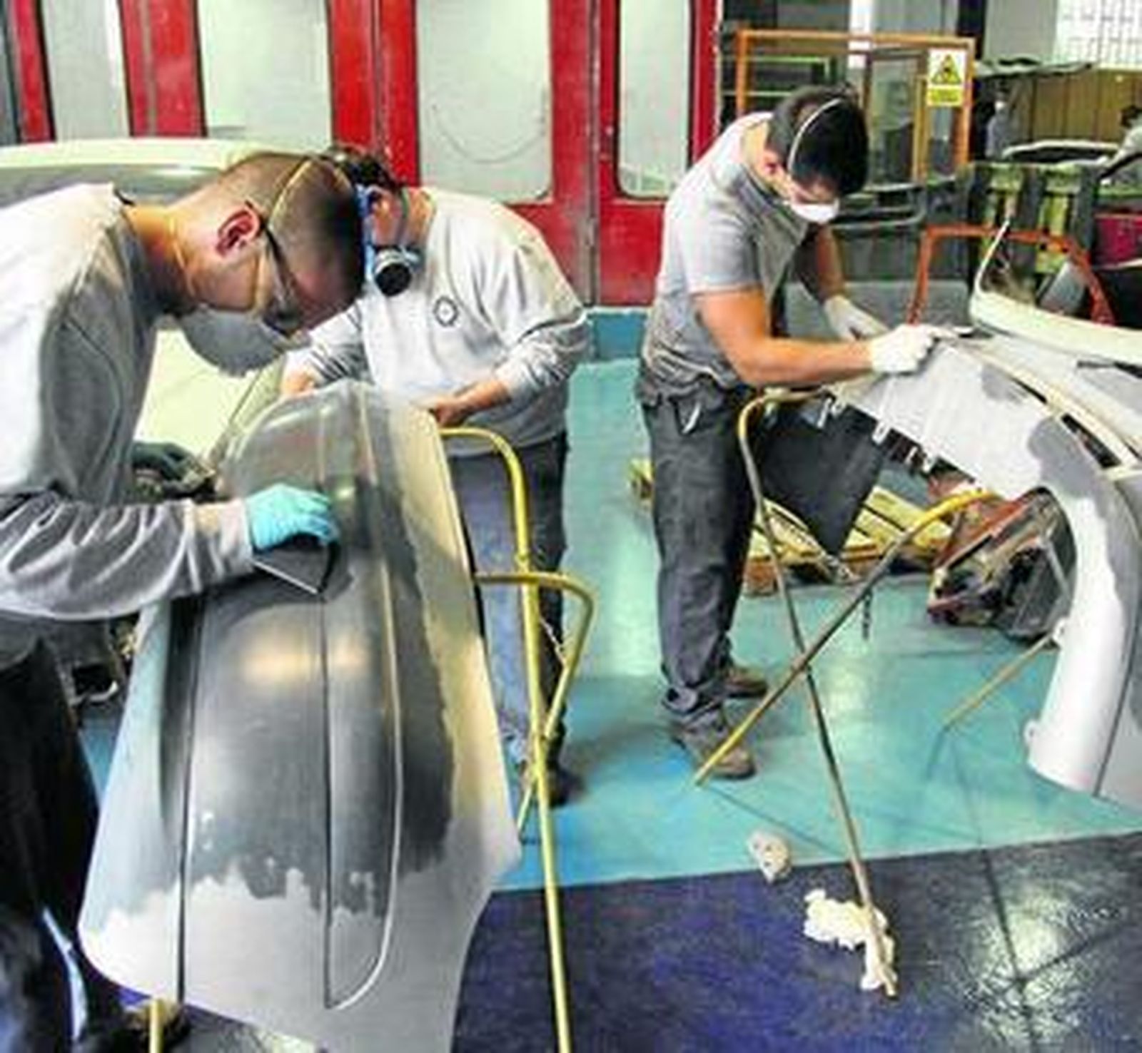 Alumnos de Automoción realizan prácticas en un instituto de la capital.