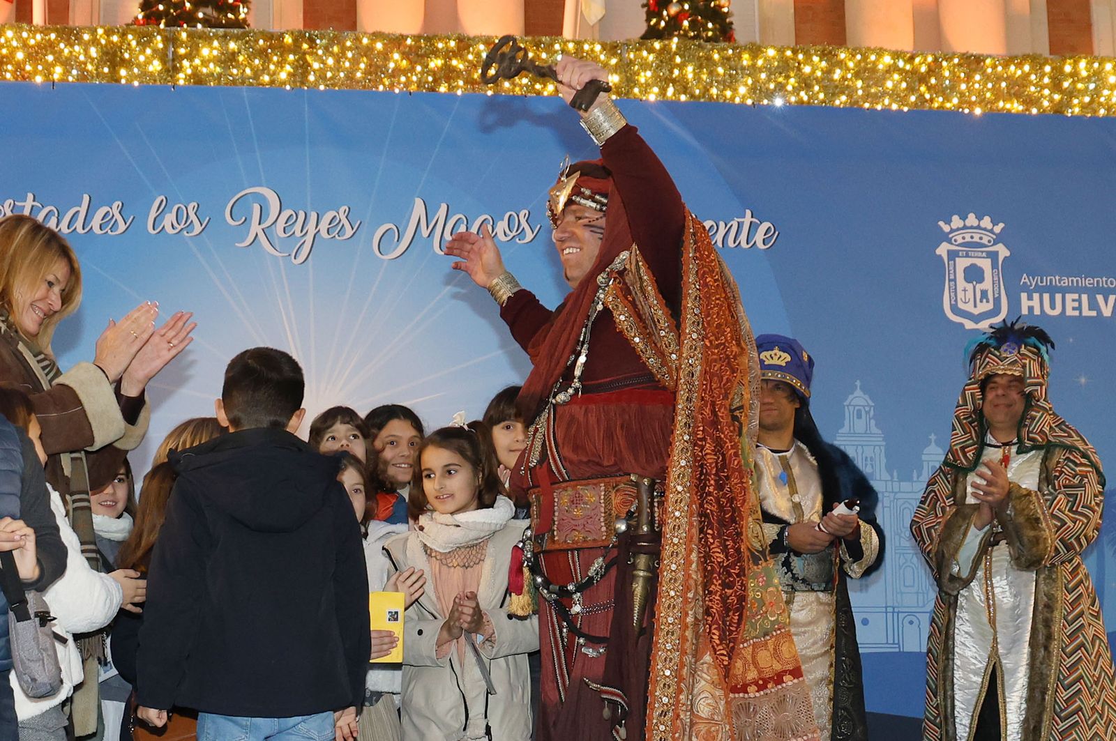 Imágenes del Heraldo Real anunciando la llegada de los Reyes Magos a Huelva