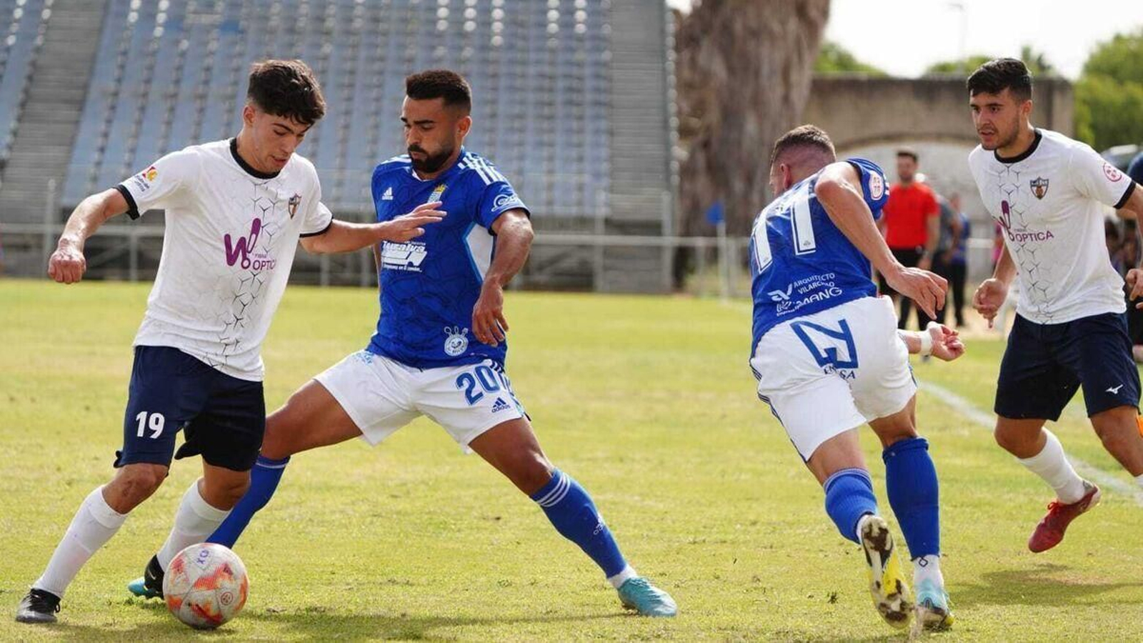 Hugo controla ante la presión de Joselito.