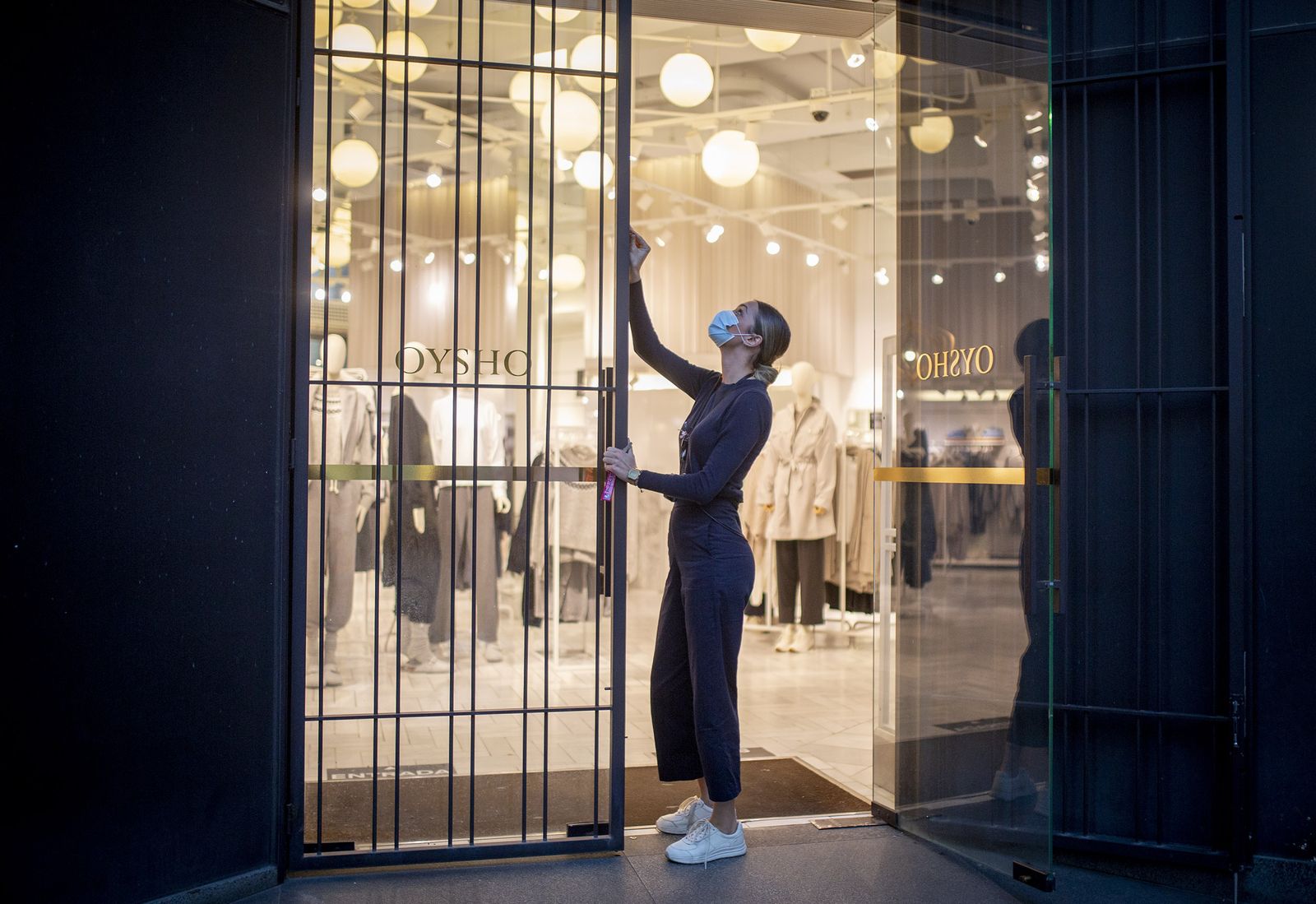 El cierre de los comercios y la hostelería se adelantan en Sevilla