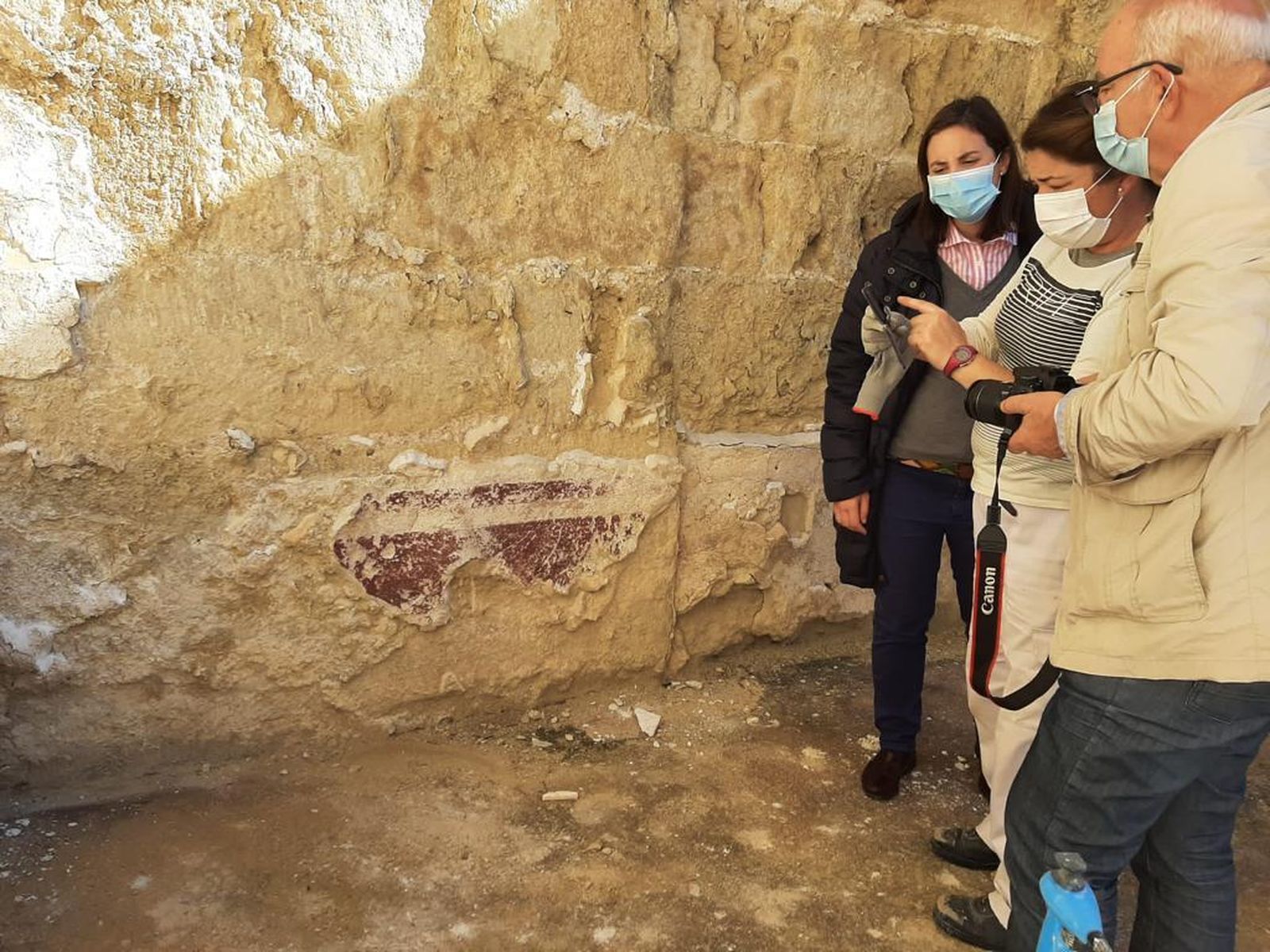 Cristina Casanueva visita la actuación de urgencia en los revestimientos murales de Medina Azahara.