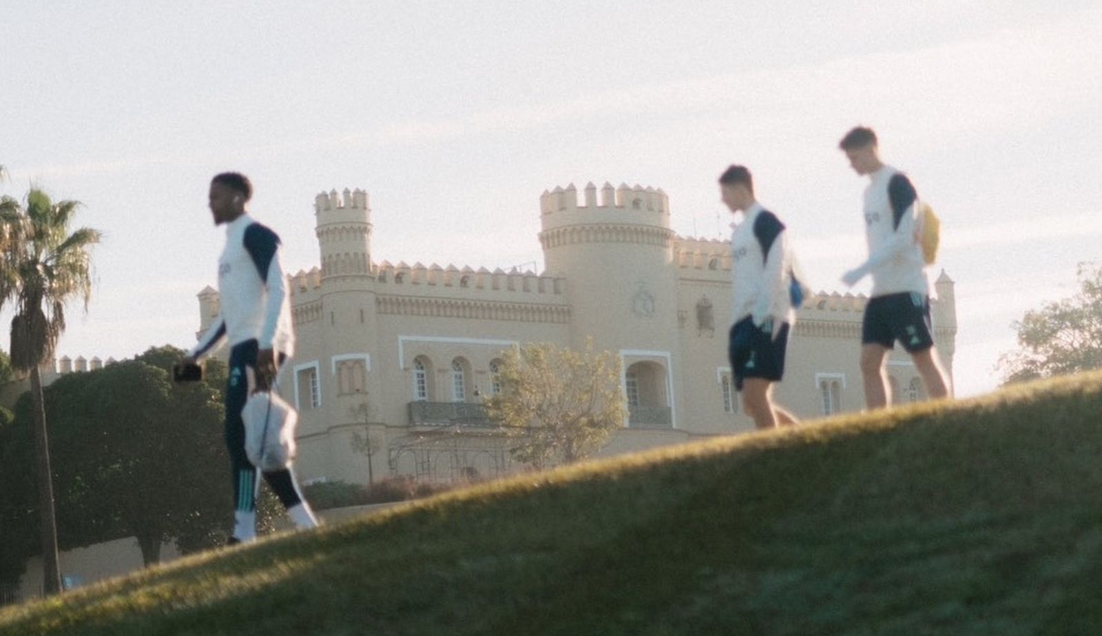 Jugadores del Ajax se dirigen al campo de entrenamiento de Montecastillo.