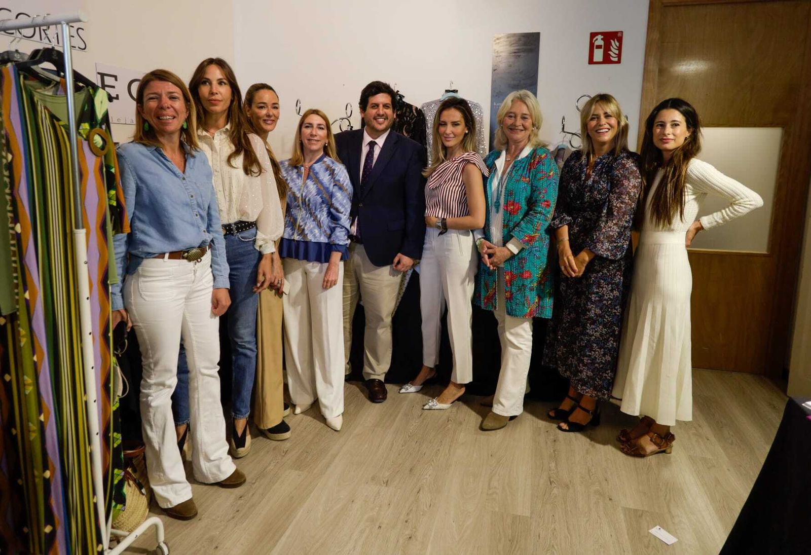 Representantes de las marcas, la Fundación Cajasol y la Junta posan durante la muestra de moda gaditana.