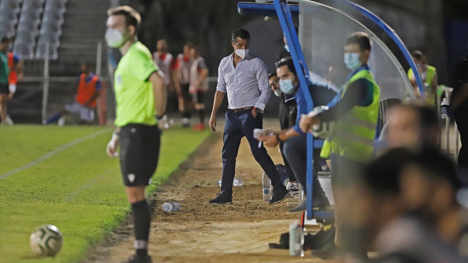 José Pérez Herrera vivió el partido desde el banquillo con mucha intensidad.
