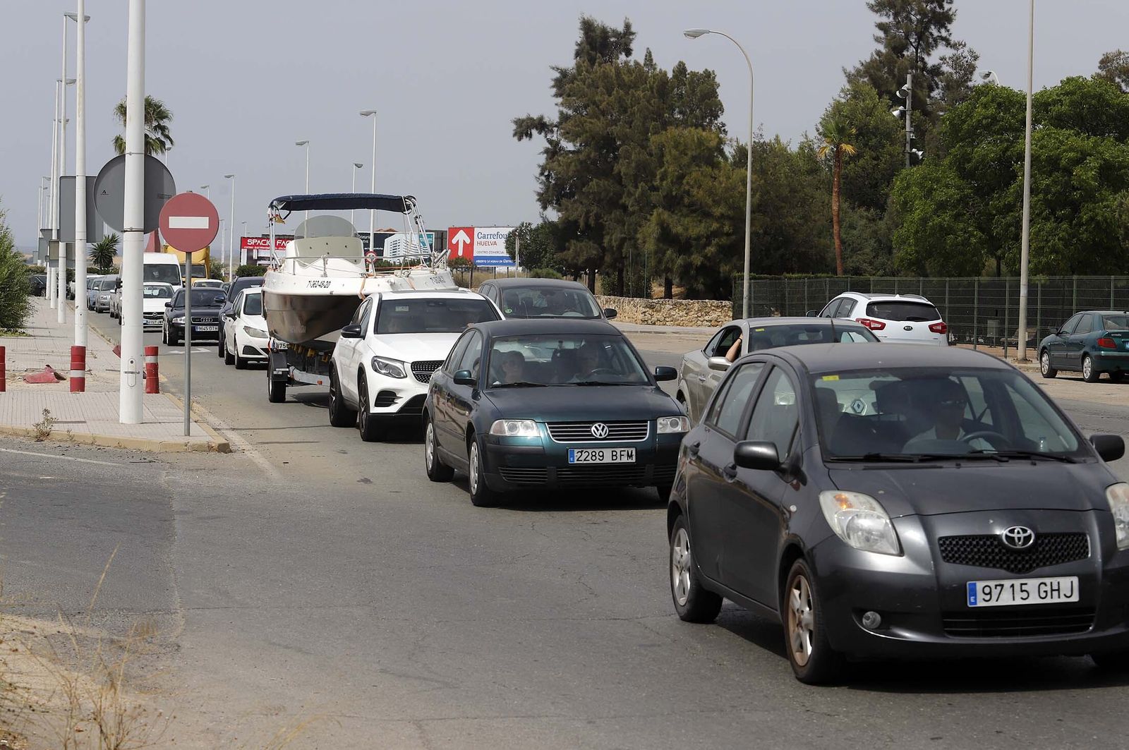 Imágenes de las retenciones provocadas por un accidente en el puente del Odiel
