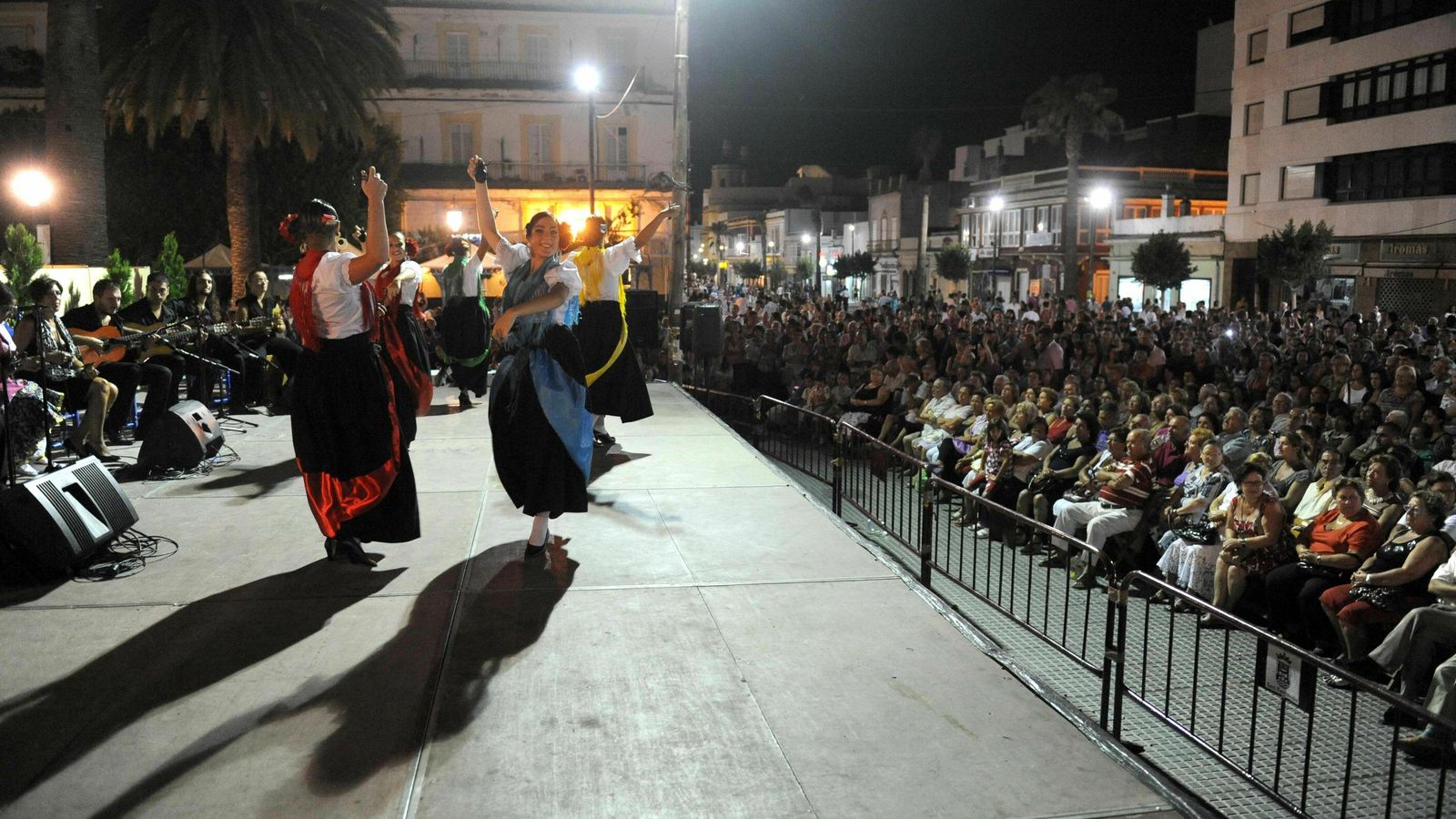 En el escenario montado en la plaza del Rey, el grupo Adolfo de Castro interpreta una chacarrá, un baile tipico del siglo XIX.