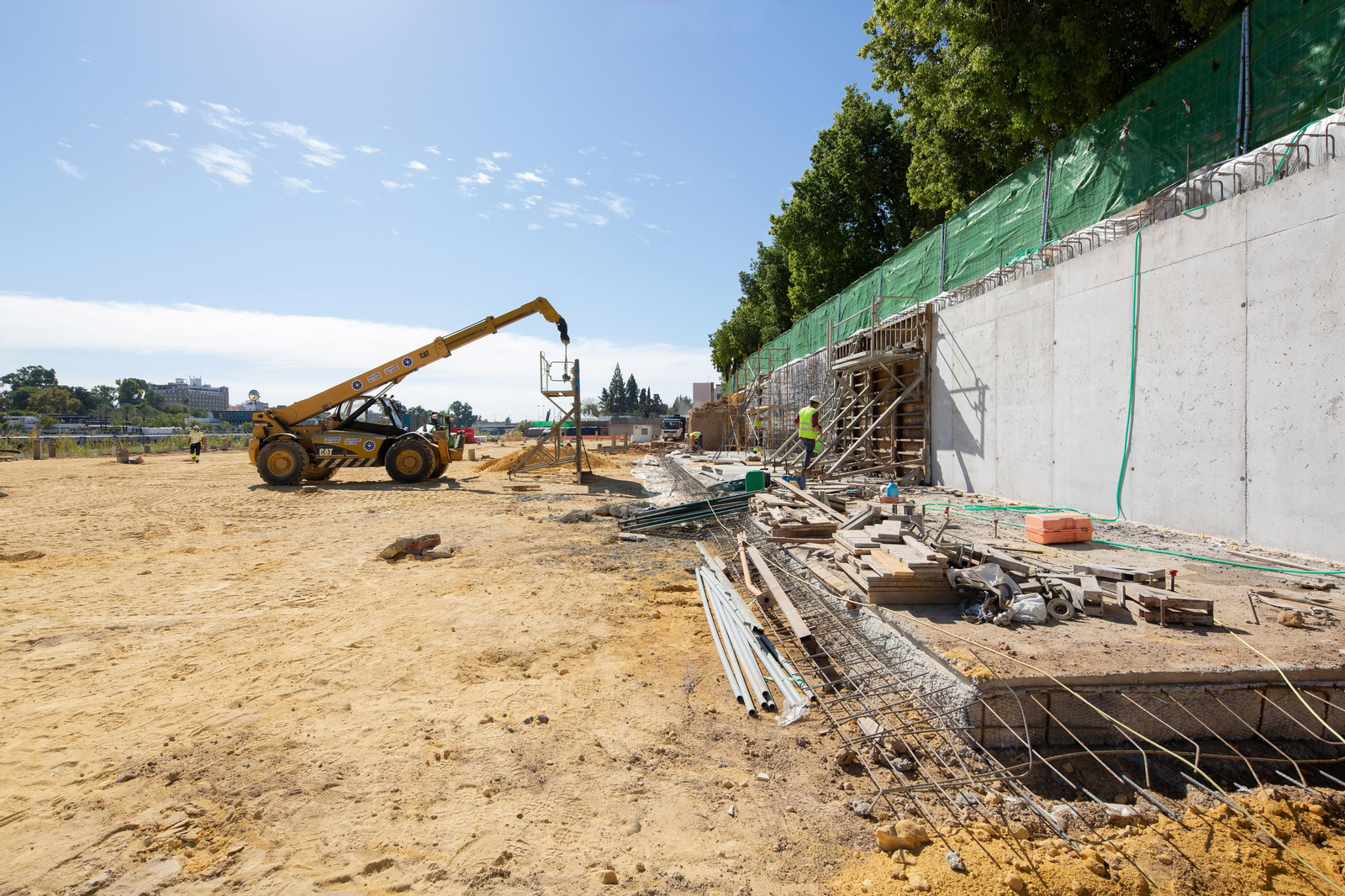 Muro de sótano que da a la Avenida Presidente Adolfo Suárez en la obra del Jardín de las Cigarreras.