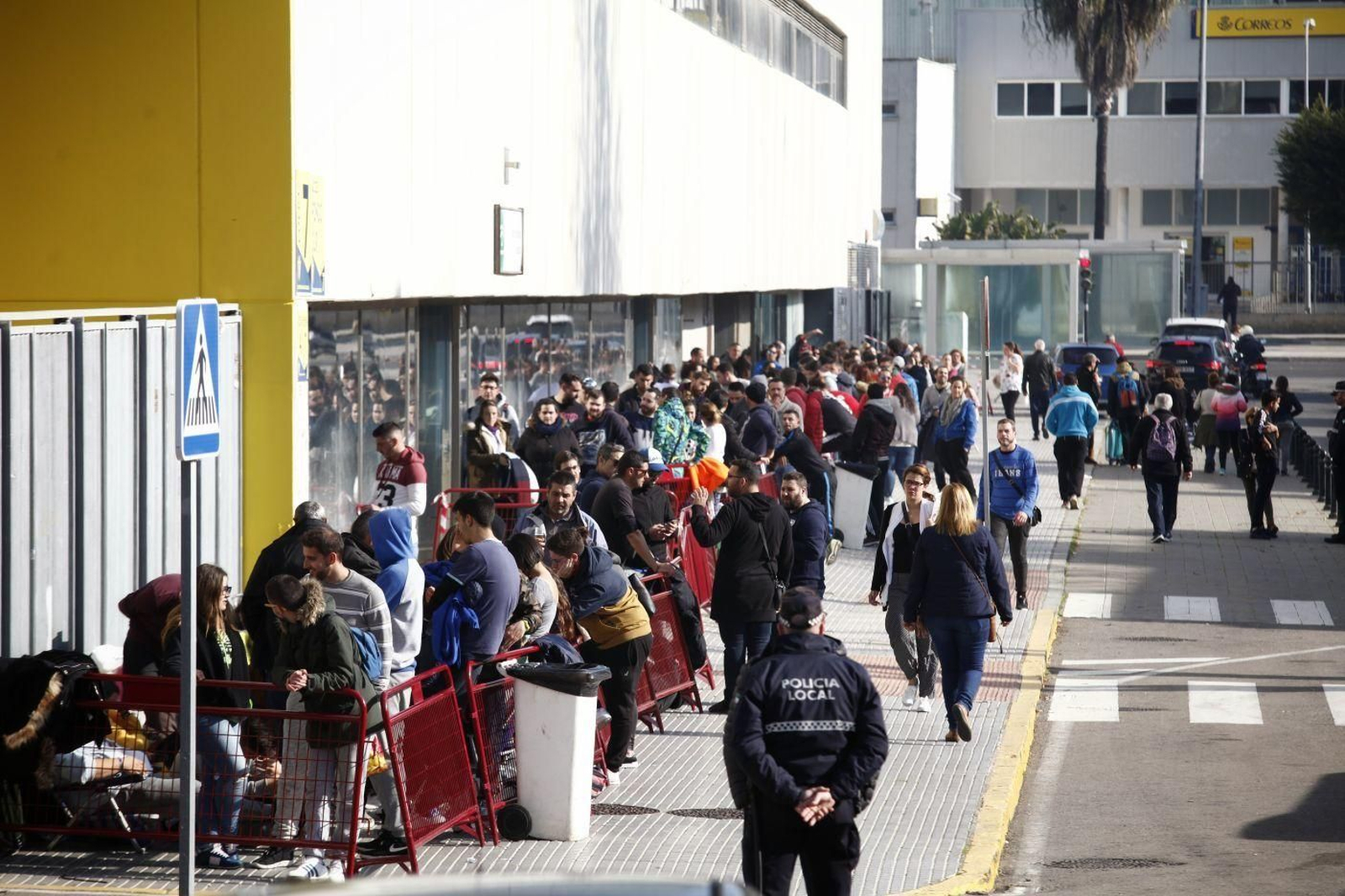 Aún había colas en el Estadio Carranza.