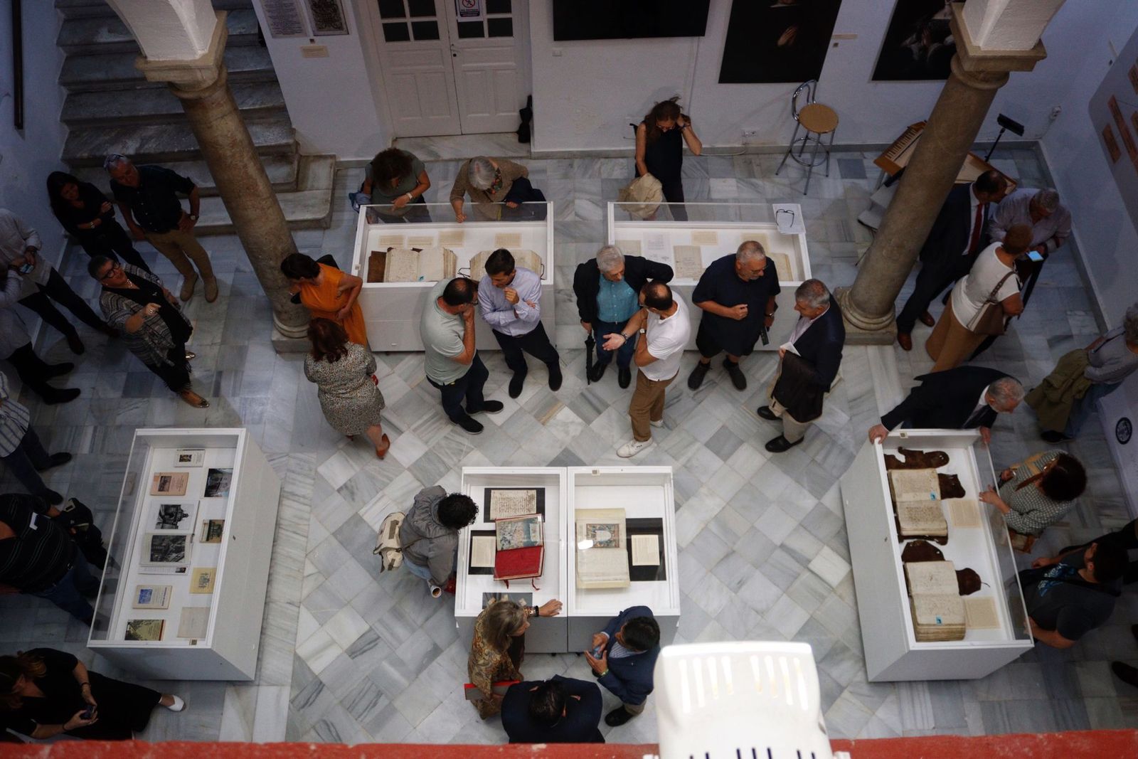 Una imagen de la exposición de la familia Barrios en el patio de la Casa de las Cadenas, sede del Archivo Histórico Provincial.
