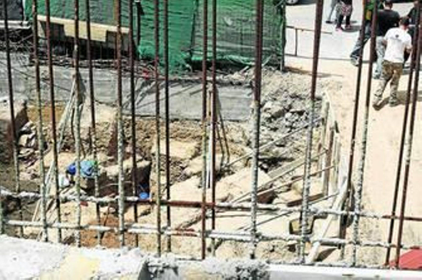 Fotografía del solar de Puerto Chico, con los restos arqueológicos, tomada en el mes de abril.