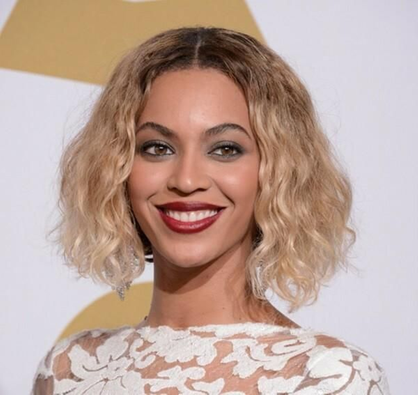Beyoncé, debido a sus múltiples cambios de look luce el pelo muy maltratado.