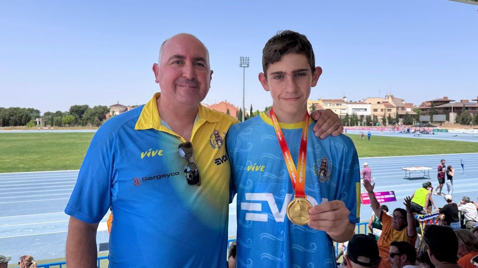 Antonio Arjona padre e hijo, con la medalla de plata del atleta.