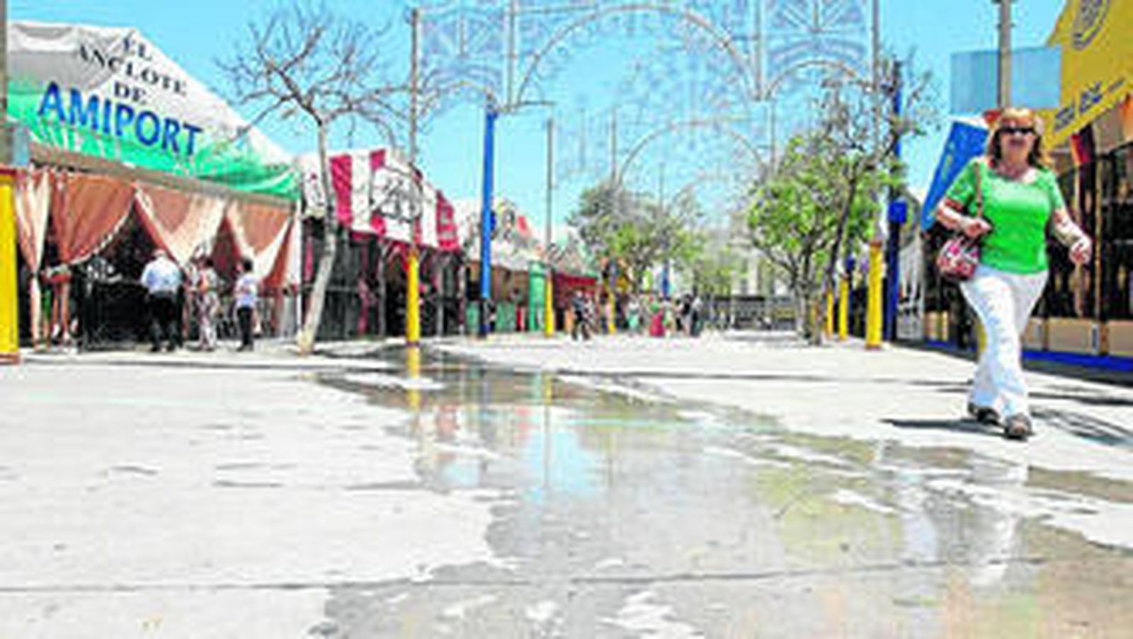 El reguero de agua limpia justo en la confluencia entre las calles Castañuela y Farolillos.