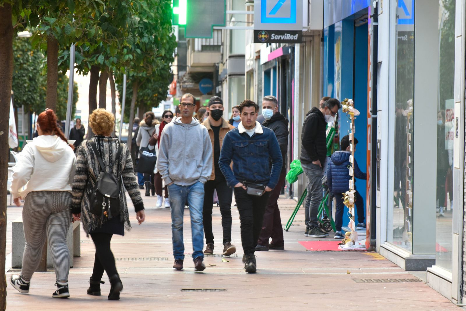 Viandantes con y sin mascarilla en el centro de Algeciras.