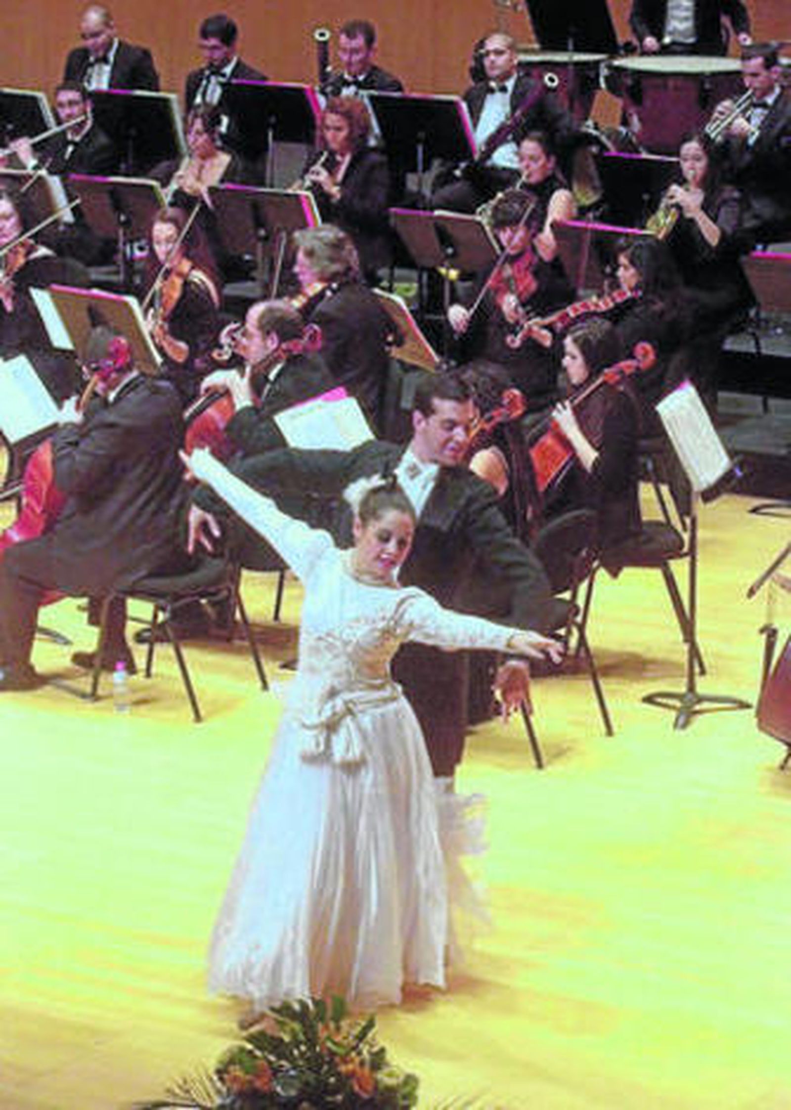 Año nuevo con música a ritmo de valses y polkas en Roquetas de Mar