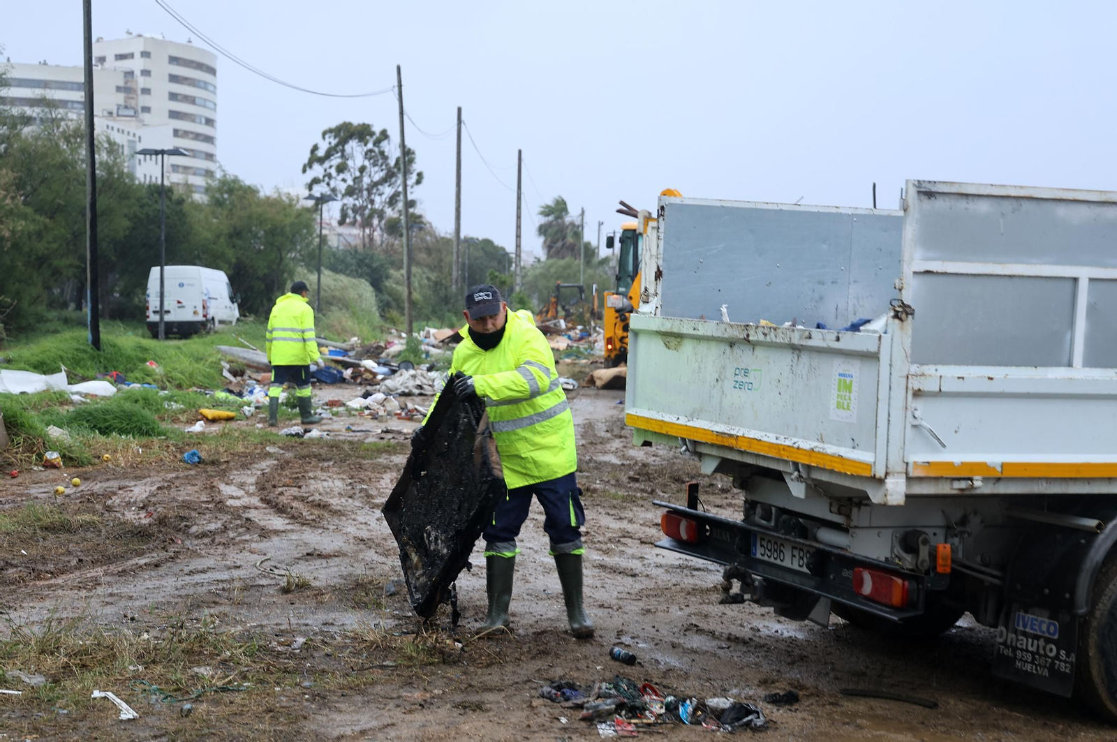 Imágenes de las obras de limpieza tras el desalojo del asentamiento del Ensanche Sur