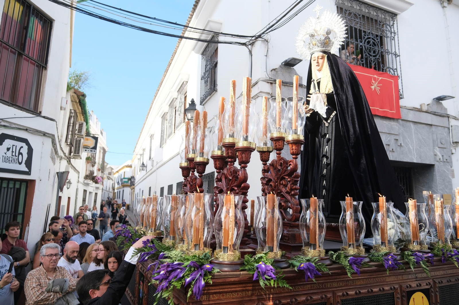 Martes Santo en Córdoba: la procesión de la Universitaria, en imágenes