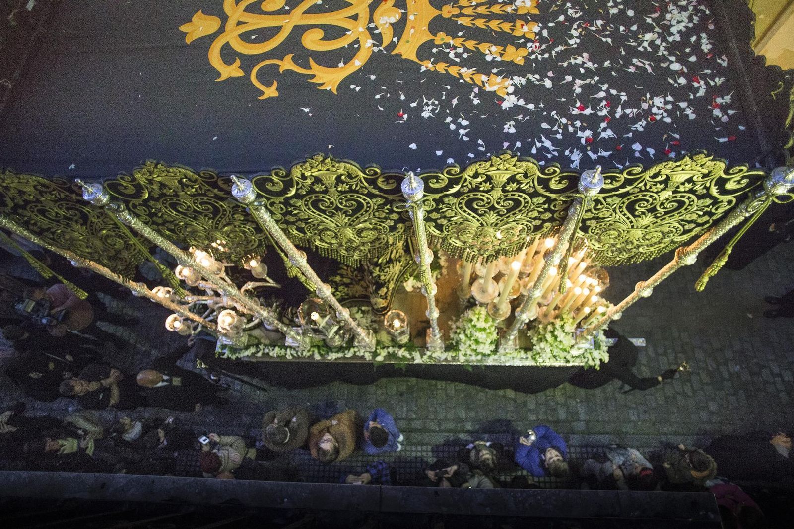 Vista lateral de las bambalinas del palio de Servitas.