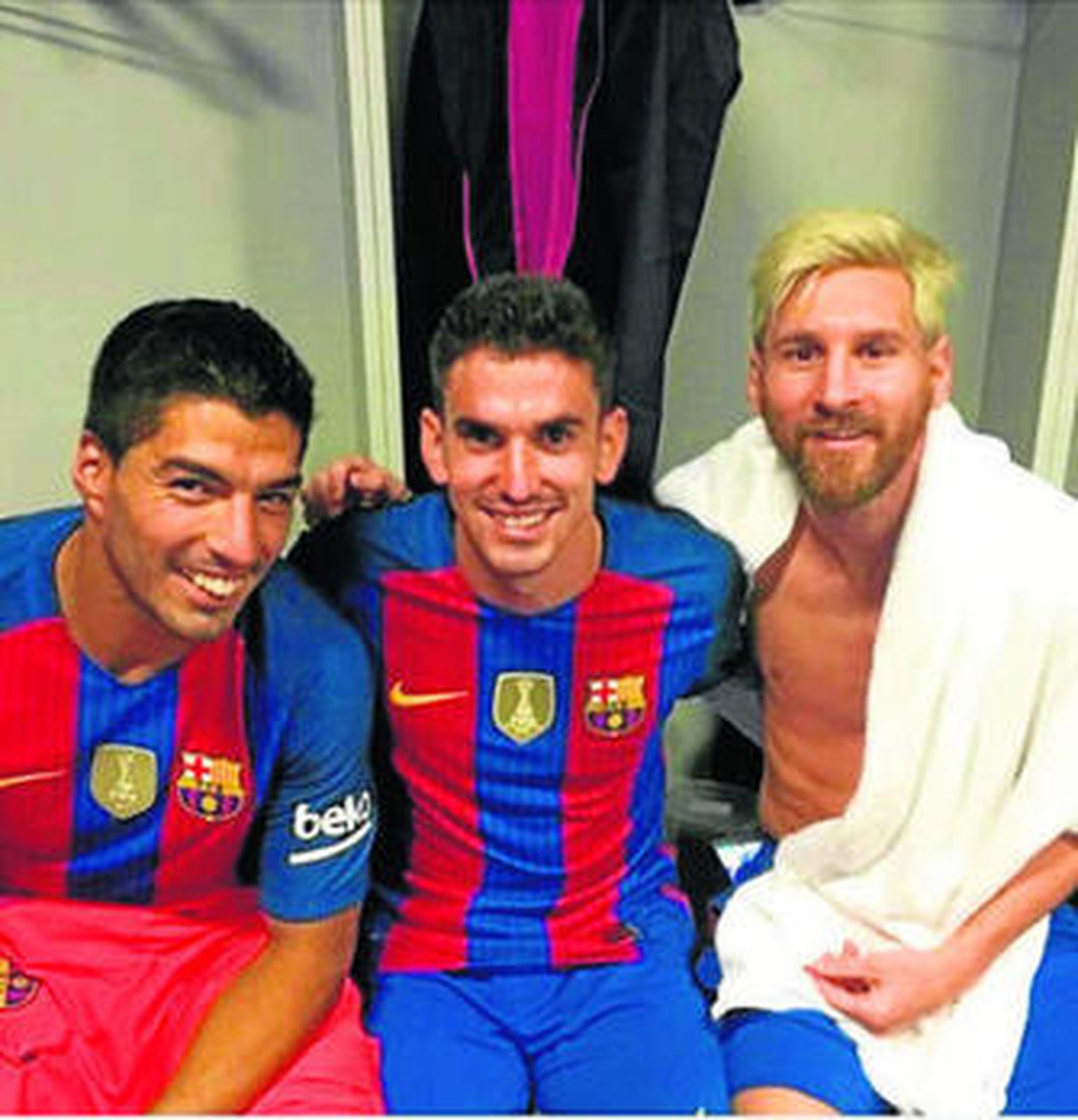 Jesús Alfaro, en el centro, junto a Luis Suárez, a la izquierda, y Messi, tras el duelo con el Leicester.