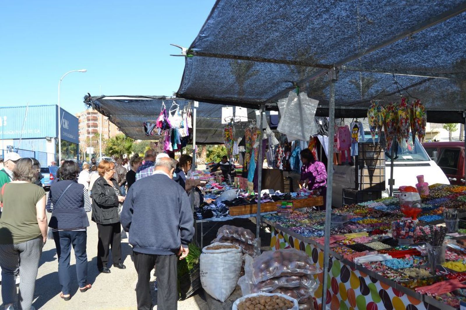 un grupo de vecinos disfrutan del Mercadillo de Puebla de Vícar.