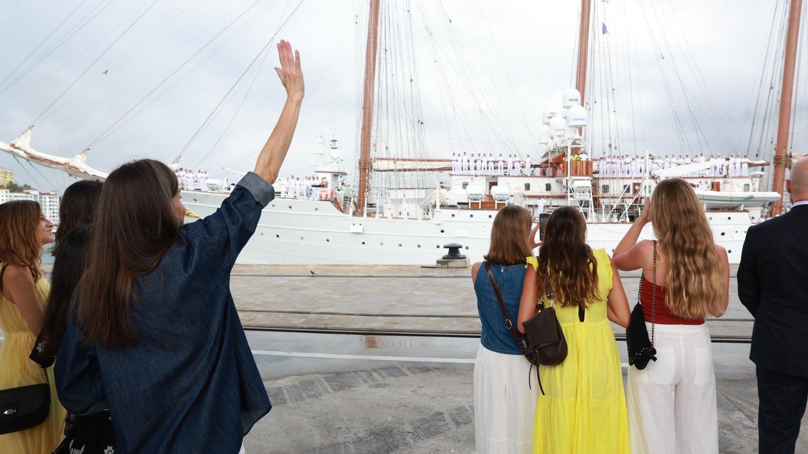 El reencuentro de la reina Letizia y la princesa Leonor al llegar el 'Elcano' a Panamá.
