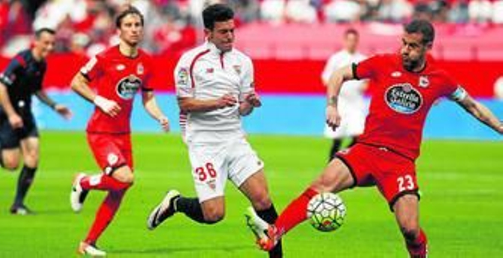 El canterano Curro recibe una dura entrada del defensa deportivista Lopo.