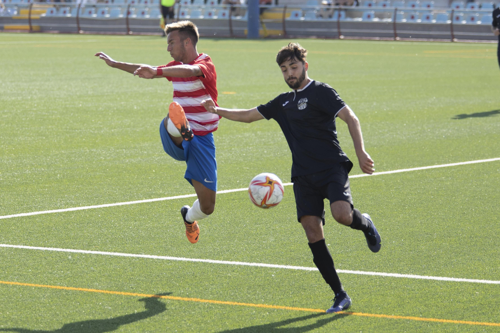 Mario trata de bloquear un despeje rival.