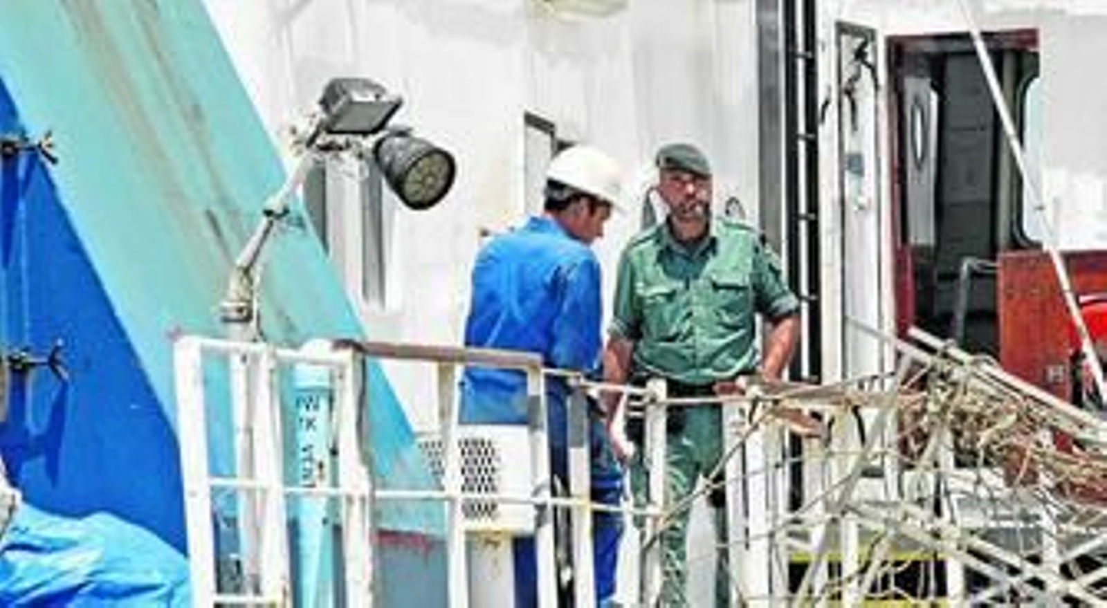 Imagen de un agente de la Guardia Civil, ayer al mediodía a bordo del buque 'Endeavour' amarrado en Algeciras.