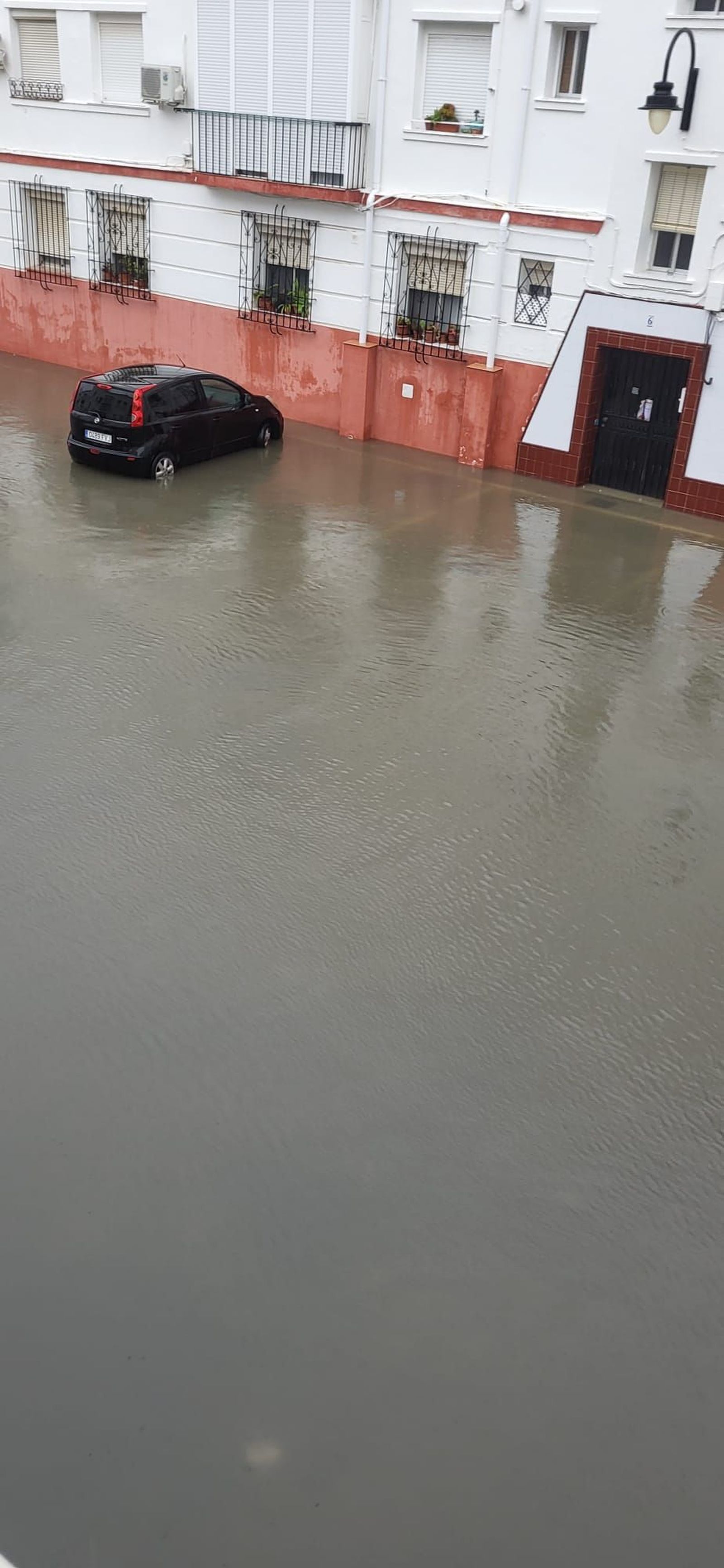 Patios anegados en la barriada Bazán, en San Fernando
